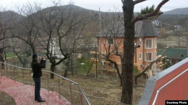 За надписи на заборе вокруг дачи губернатора дали три года