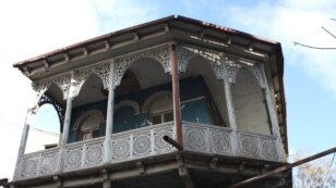 თბილისში, ლადო გუდიაშვილის მოედანზე, ძველი შენობები სავალალო მდგომარეობაშია. მერიამ მათი რეაბილიტაცია გადაწყვიტა, მაგრამ რეკონსტრუქციის პროექტმა აზრთა სხვადასხვაობა და საზოგადოების ერთი ნაწილის პროტესტი გამოიწვია.
