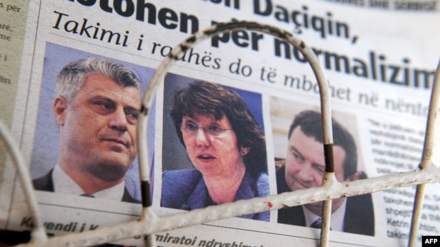 Naslovna stranica novina sa fotografijama Hašima Tačija, Ivice Dačića i Ketrin Ešton.