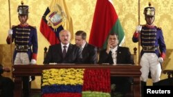 Belarusian President Alyaksandr Lukashenka (seated left) with Ecuadoran President Rafael Correa (seated right) at a joint press conference in Quito on June 28.