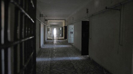Türkmenbaşy şäherindäki türmäniň korridorynyň içki görnüşi. Türkmenbaşy, iýun, 2008.