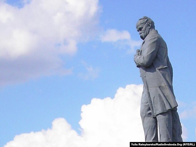 Пам'ятник Шевченкові до демонтажу, фото 2011 року