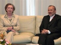 Iranian Foreign Minister Manuchehr Mottaki and British Foreign Minister Margaret Beckett (right) in Sharm el-Sheikh on May 3 (AFP)