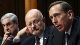 David Petraeus (djathtas), drejtori i FBI-së, Robert Mueller dhe drejtori i Inteligjencës Kombëtare , James Clapper