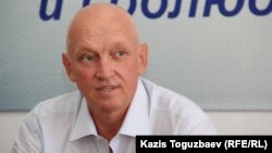 Владимир Козлов баспасөз конференциясын өткізіп отыр. Алматы, 22 тамыз 2016 жыл.