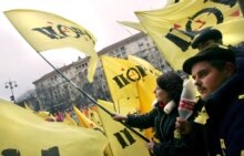Ukraine -- Supporters of political party PORA PRP protest against actions of Ukrainian police in front of Kyiv's administration building, 23 Mar. 2006