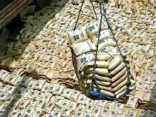 South Korea -- Rice bags for North Korea are being loaded into a ship in the port of Kunsan, 29Jun2007