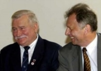 Lech Walesa (L) with former Solidarity activist Bogdan Lis