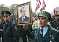 Ukrainian nationalist-militia veterans march in Kyiv in October 2005 (TASS)