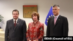 EU foreign policy chief Catherine Ashton (center) with Kosovo Prime Minister Hashim Thaci (right) and his Serbian counterpart Ivica Dacic in Brussels on May 21.
