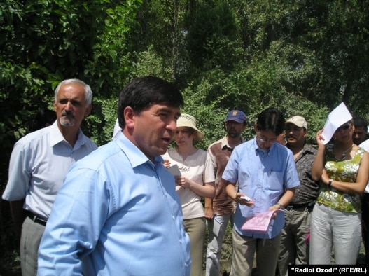 First Deputy Prime Minister Asadullo Ghulomov (center) during a recent meeting with a UN Development Program delegation.