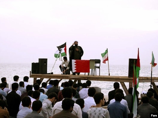 تجمع دانشجویان خواهان یاری رساندن به مردم بحرین در بوشهر پیش از عزیمت