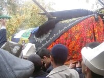 Mourners at Saipov's funeral in Osh (RFE/RL)