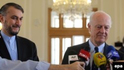 Посланник ООН по Сирии Стаффан де Мистура (справа) и заместитель министра иностранных дел Ирана Хосейн Амир Абдоллахиян. Тегеран, 12 апреля 2016 года.