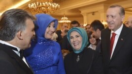 Президент Турции Абдулла Гюль и премьер Реджеп Эрдоган в сопровождении жен