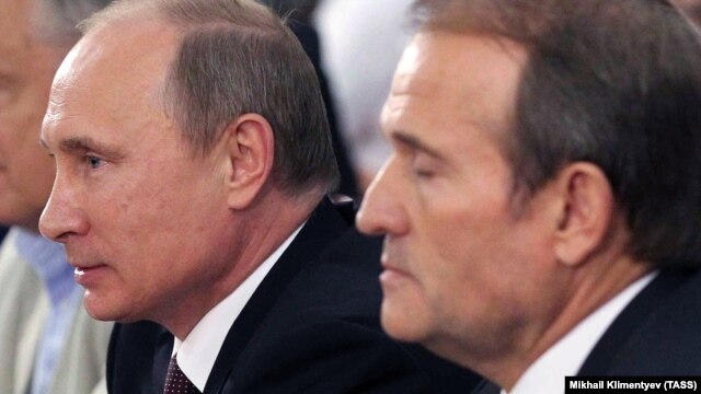 Ресей президенті Владимир Путин (сол жақта) және украиналық саясаткер Виктор Медведчук. Киев, 27 шілде 2013 жыл.