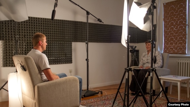 Intervjuisanje Srebreničana u prostorijama bh. ureda Fondacije Filmom za mir