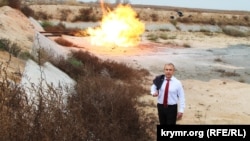 Александр Воробьев на фоне газоотвода, в котором Украина вынуждена сжигать "лишний" газ