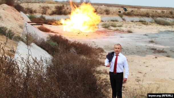 Александр Воробьев на фоне газоотвода, в котором Украина вынуждена сжигать "лишний" газ