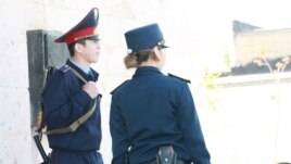 Ақтау қалалық сотының алдындағы полиция қызметкерлері. Ақтау, 22 сәуір 2012 жыл.