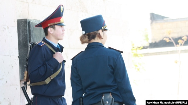 Ақтау қалалық сотының алдындағы полиция қызметкерлері. Ақтау, 22 сәуір 2012 жыл.