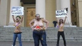 Акцыя кампаніі Femen насупраць беларускага КДБ 19 сьнежня 