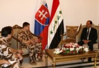 Slovak Prime Minister Robert Fico (center) during a visit to Iraq in August 2006 (epa)