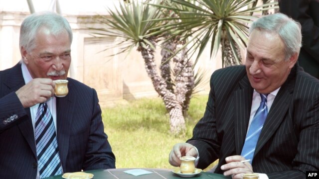 Abkhazia's Sergei Bagapsh (right) meets with Russian State Duma Speaker Boris Gryzlov in Sukhumi on May 18.