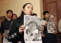 Vietnamese students in St. Petersburg hold a picture of Vu An Tuan (file photo) (ITAR-TASS)