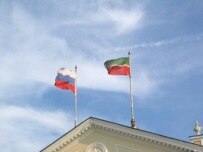 Russian and Tatar flags on a government building in Kazan (RFE/RL)