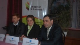Primarul Ion Cărpineanu, directoarea școlii, Elena Solomei și Nicolae Zaharia coordonatorul proiectului „energie și Biomasă” la Cărpineni