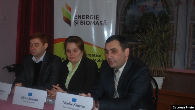 Primarul Ion Cărpineanu, directoarea școlii, Elena Solomei și Nicolae Zaharia coordonatorul proiectului „energie și Biomasă” la Cărpineni