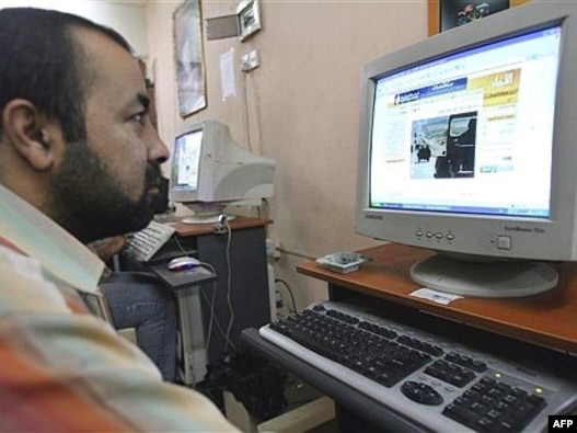 A man surfs the Internet at a cafe in Baghdad's impoverished district of Al-Sadr city. (file photo)