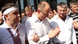 Арсеній Яценюк та В'ячеслав Кириленко. Акція протесту проти  закону про мову