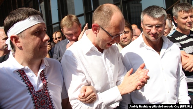 Арсеній Яценюк та В'ячеслав Кириленко. Акція протесту проти  закону про мову
