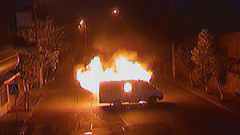 Полиция: Вооруженная группа подожгла полицейский микроавтобус (ВИДЕО) 