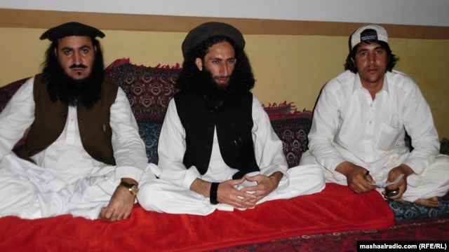 Qazi Mehboob ul-Haq (left), the chief of Ansar ul-Islam, with supporters