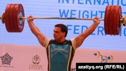 Қазақстандық Илья Ильин ауыр атлетикадан әлем чемпионатында. Алматы. 15 қараша, 2014 жыл. (Көрнекі сурет.)
