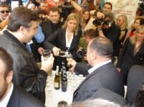 Georgian President Mikheil Saakashvili (left) at a Georgian wine festival in Kyiv, May 22 (RFE/RL)