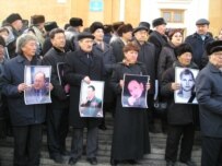 Almaty citizens on 15 February mourning Sarsenbaev's killing (RFE/RL)