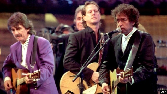 Bob Dylan (D), George Harrison (L) i Johny Cash (C), New York, 1992.