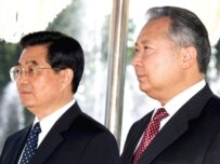 Kyrgyz President Kurmanbek Bakiev (right) and his Chinese counterpart, Hu Jintao, in Bishkek today (epa)
