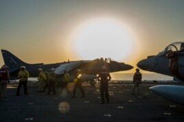 Американские боевые самолеты готовятся к вылету для нанесения ударов по позициям "Исламского государства" в Сирии