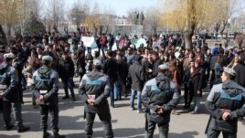 Ուսանողների ցույցը ԵՊՀ-ի մոտ:
