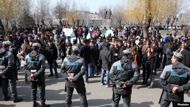 Ուսանողների ցույցը ԵՊՀ-ի մոտ:
