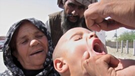 A Pakistani health worker gives a polio vaccination to a child. (file photo)