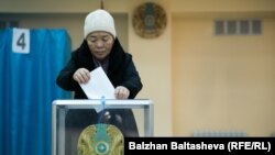 Алматыдағы сайлау учаскелерінің бірінде дауыс беріп жатқан сайлаушы. 20 наурыз 2016 жыл.