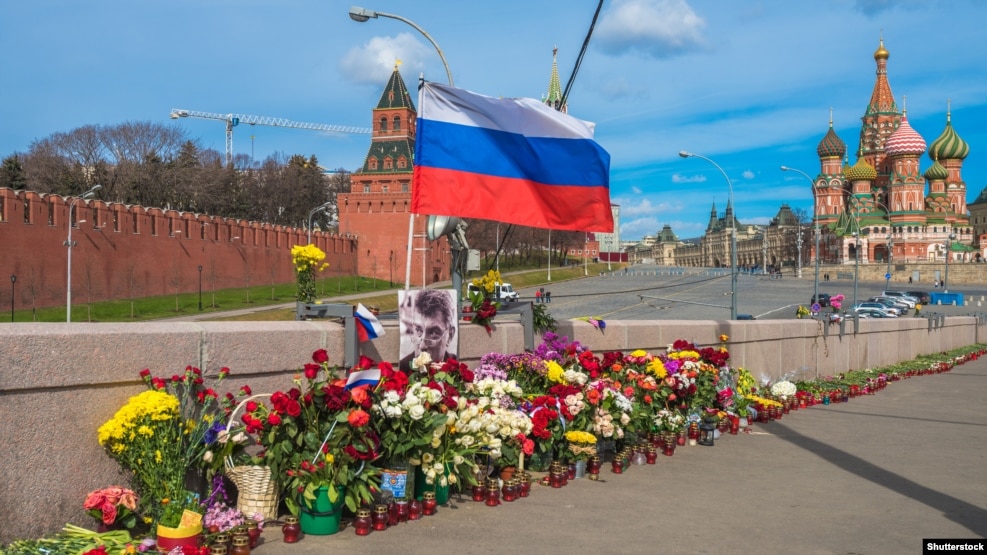 Цветы и портрет Бориса Немцова на мосту у Кремля. Москва, 13 апреля 2015 года. Иллюстративное фото. 