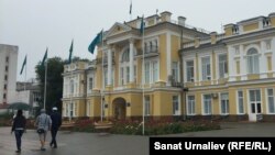 Прохожие рядом со зданием акимата Западно-Казахстанской области. Уральск, 25 июля 2016 года.
