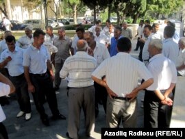 Sabirabad rayonun bir qrup sakini Prezident Administrasiyasının qarşısında, 31 avqust 2010